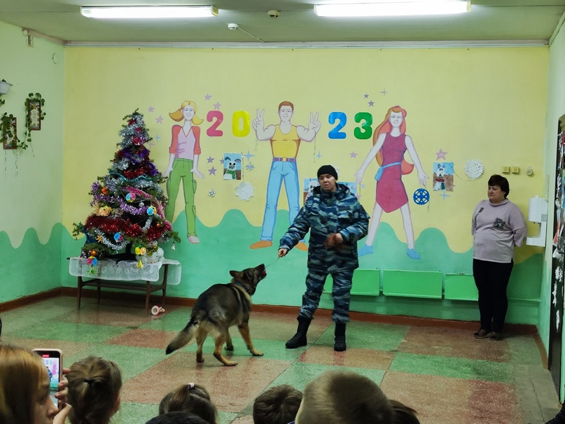 Школьников Копейска познакомили с работой служебных собак