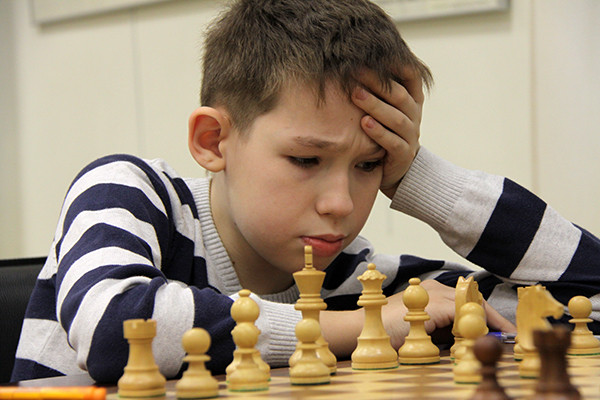 14-летний копейчанин «одной левой» одолел 17-летних шахматистов России 