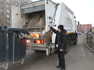Корреспондент «Копейского рабочего» провел целый день, катаясь на мусоровозе