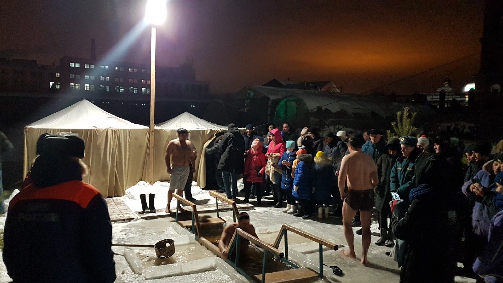 Более тысячи человек окунулись в купель за первые 14 часов в Копейске