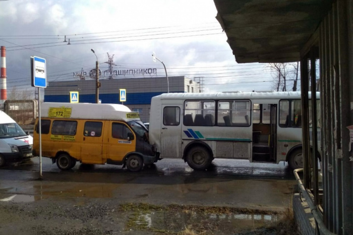 Авария с копейской маршруткой в Челябинске. Есть пострадавшие