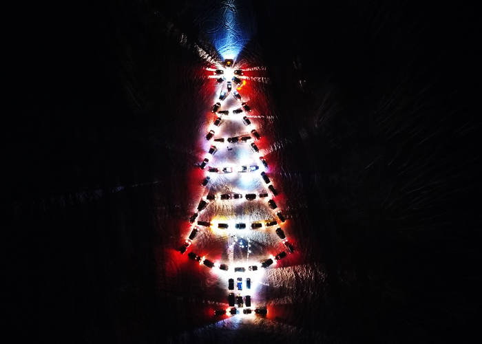 Предновогодний флешмоб. Челябинцы выстроили новогоднюю елку из 65 автомобилей (Видео)