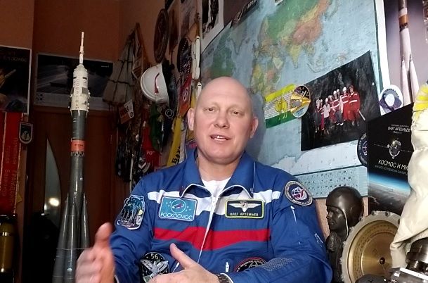 Космонавт-испытатель Олег Артемьев поздравил южноуральцев