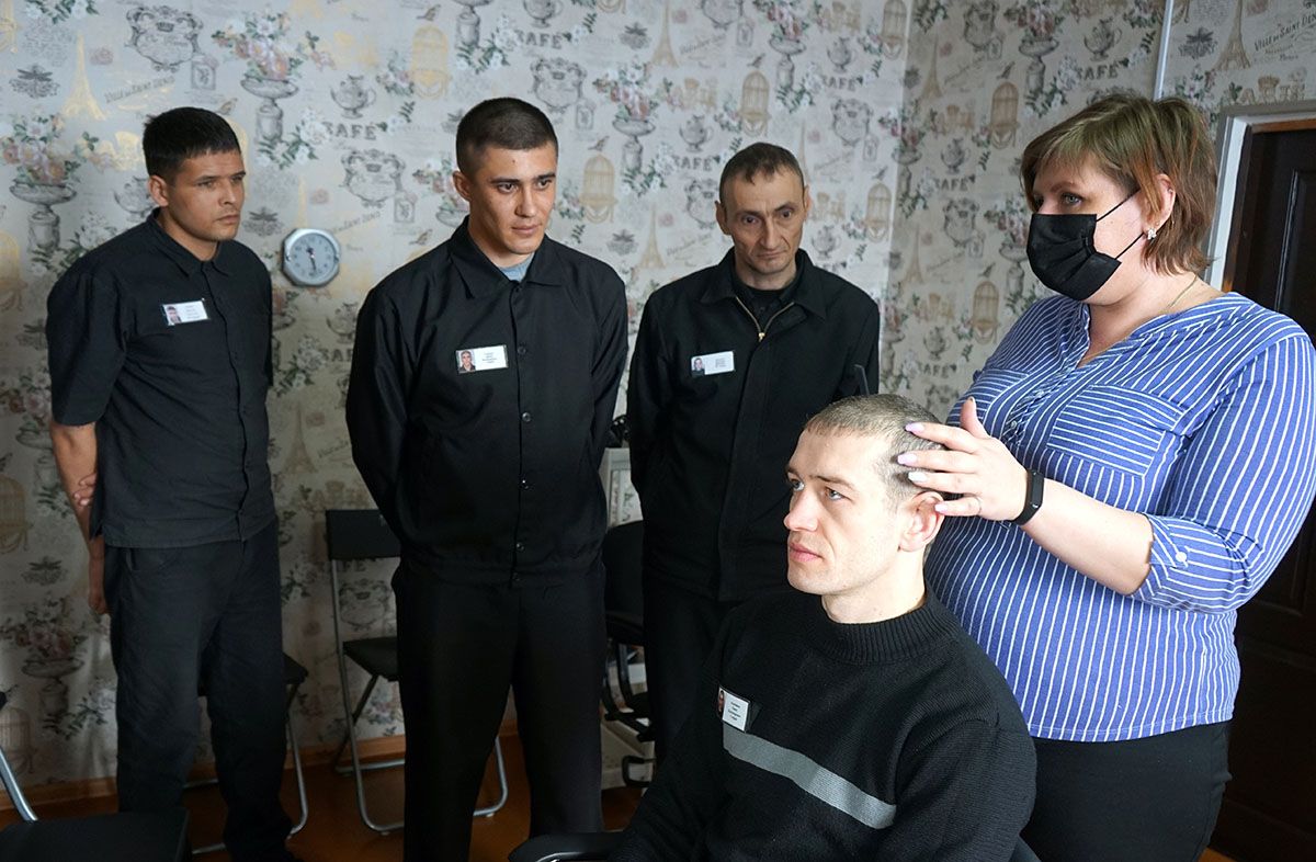 Осужденные копейской колонии учатся на парикмахеров
