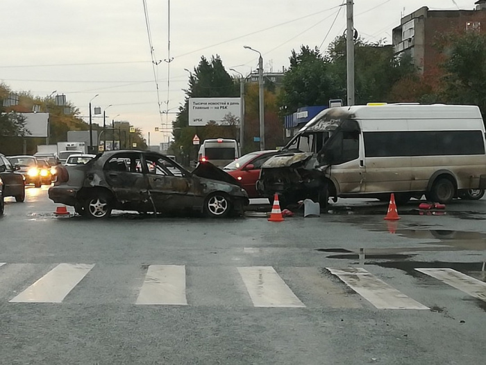 В Челябинске при столкновении загорелись легковушка и маршрутка