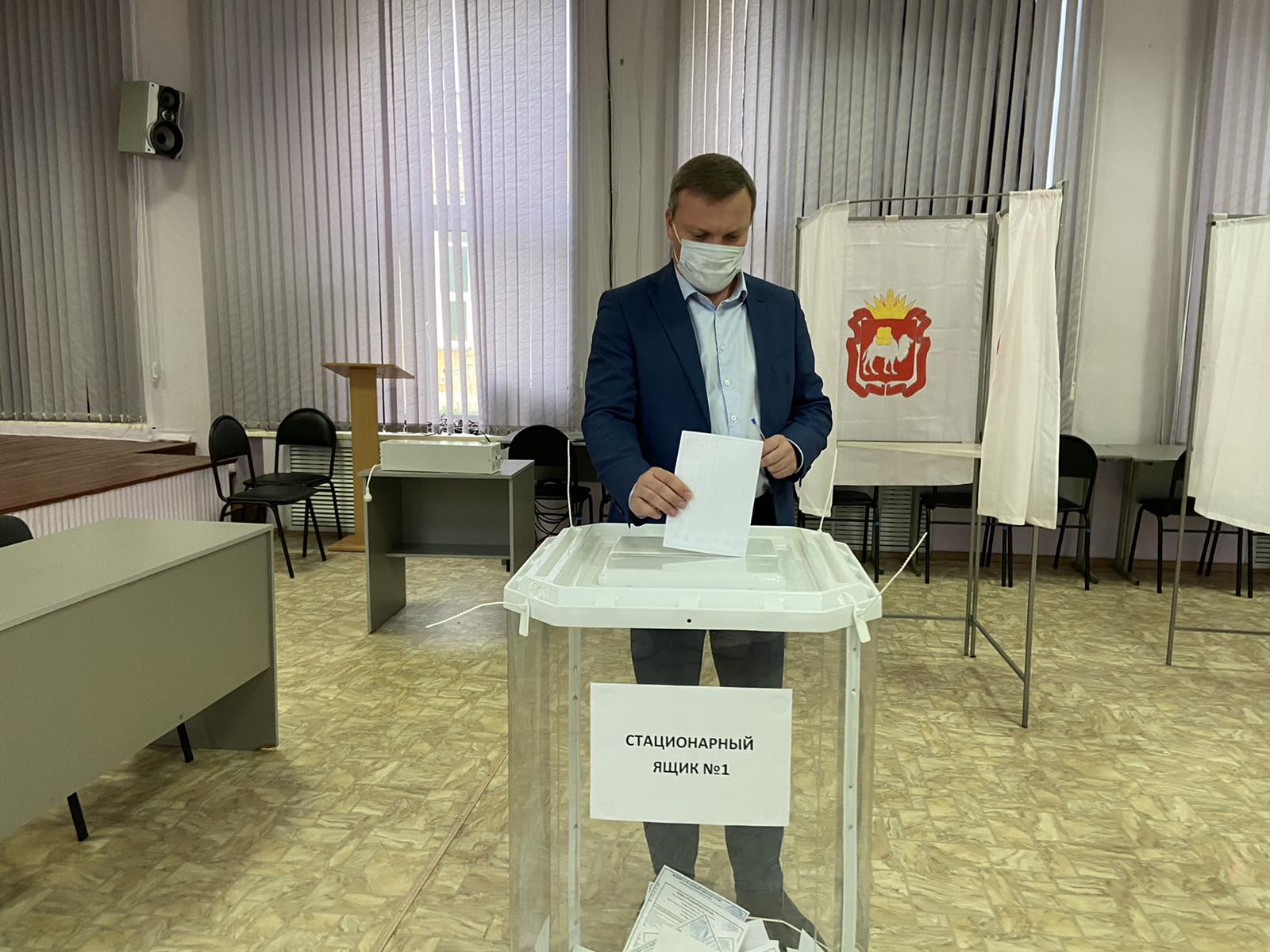Андрей Фалейчик пришел на избирательный участок в первый день голосования