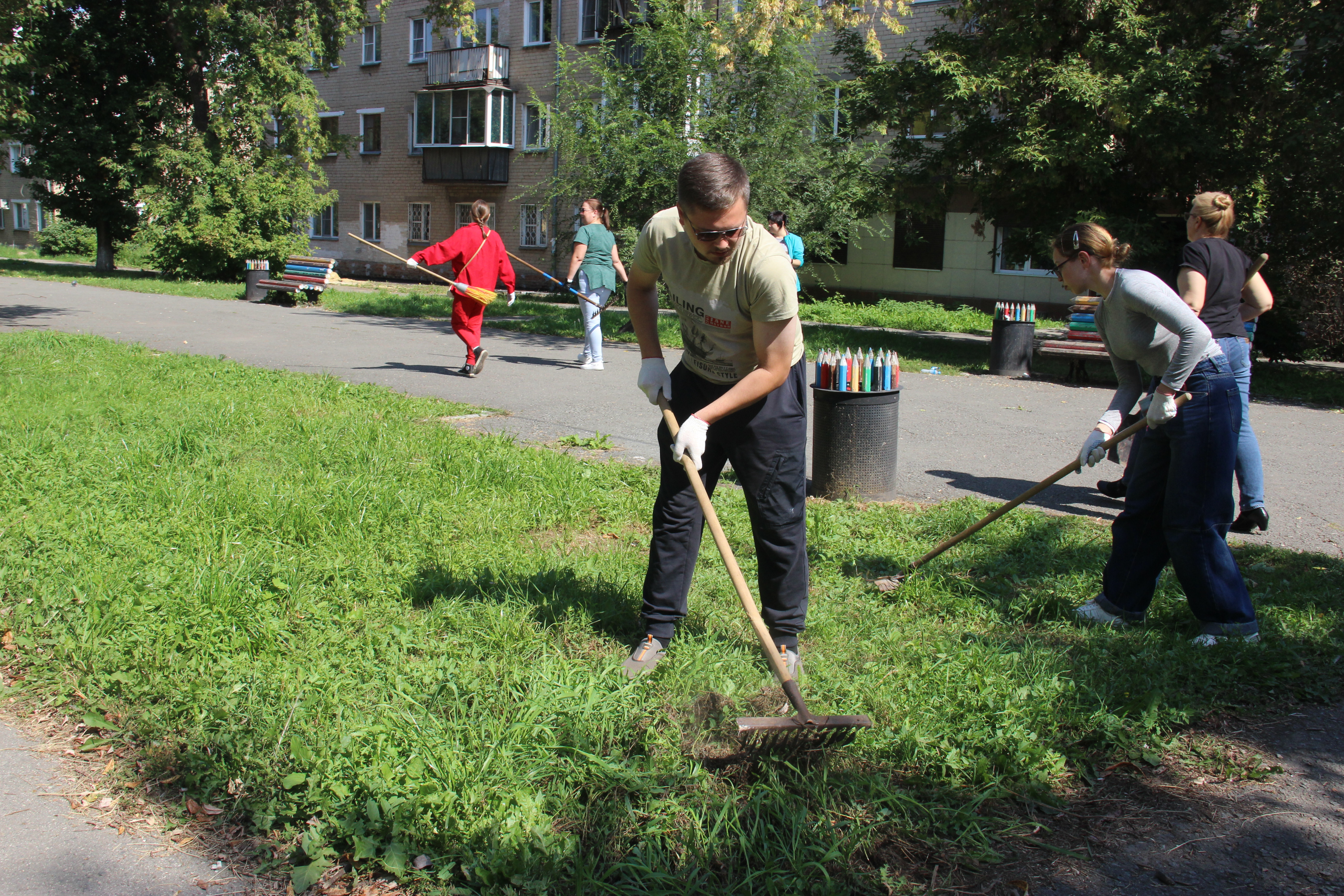 В Копейске провели субботник в сквере 