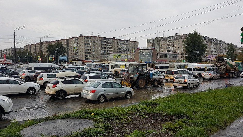 Дорожные работы в Челябинске привели к большим пробкам