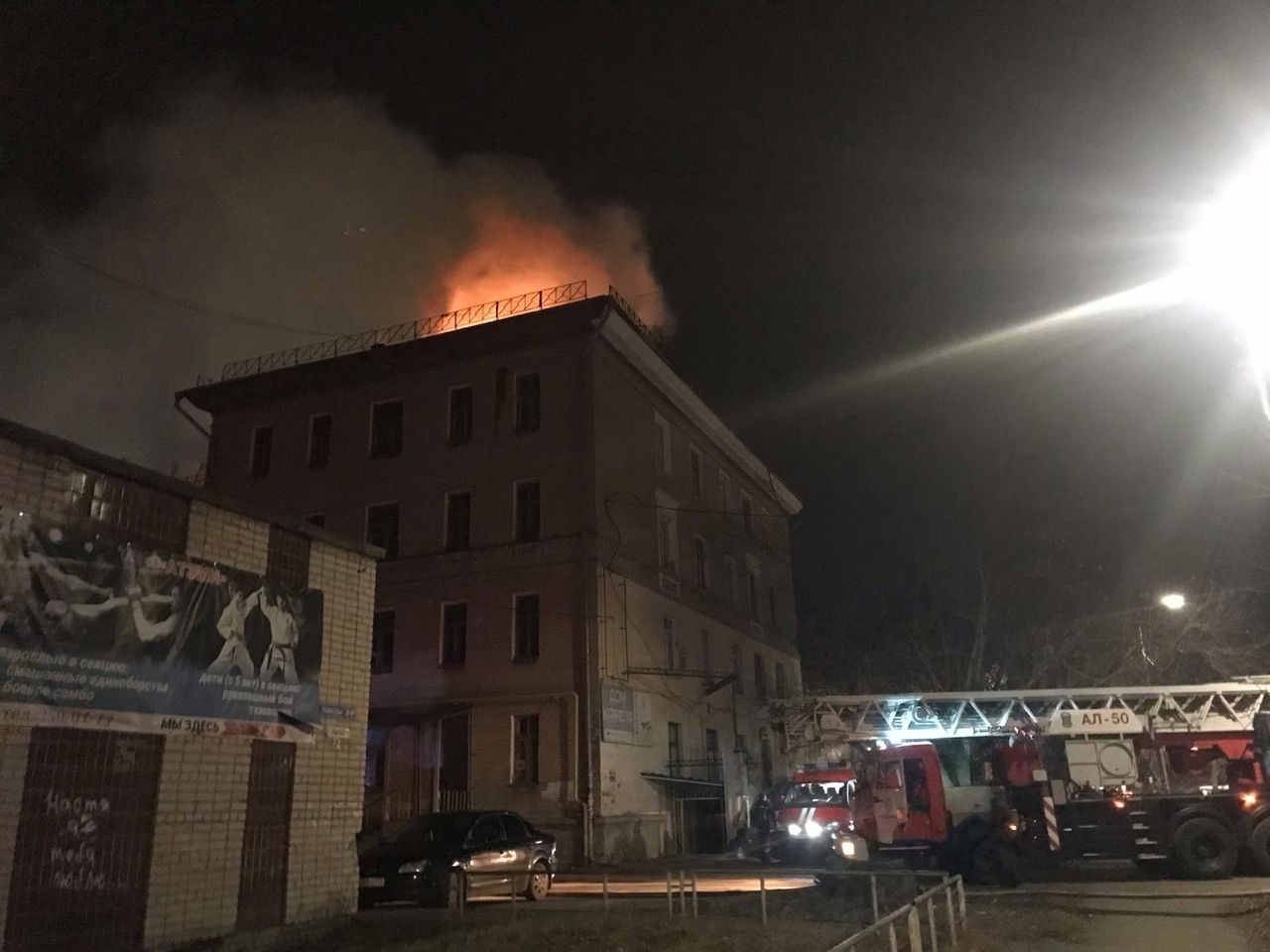 В Копейске 100 человек были эвакуированы из-за ночного пожара в здании общежития