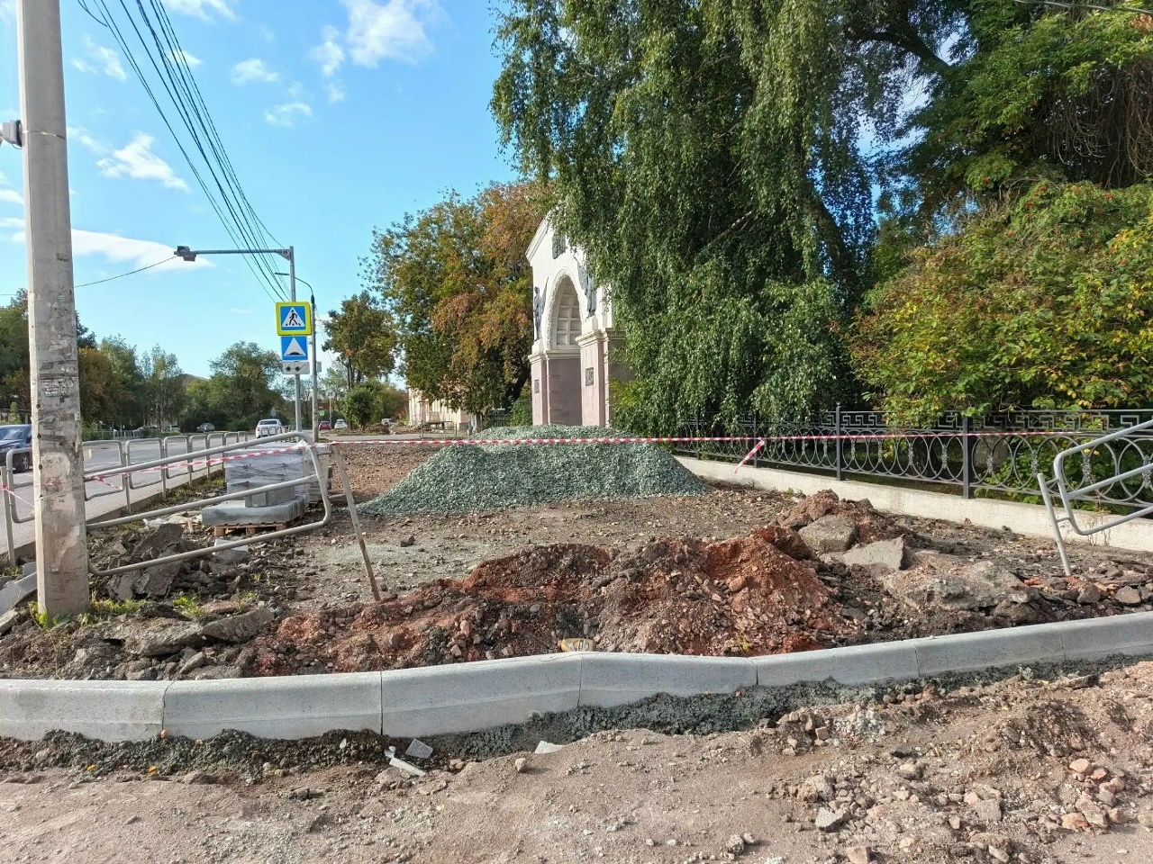 Пешеходную дорожку на улице Борьбы должны привести в порядок к 15 сентября