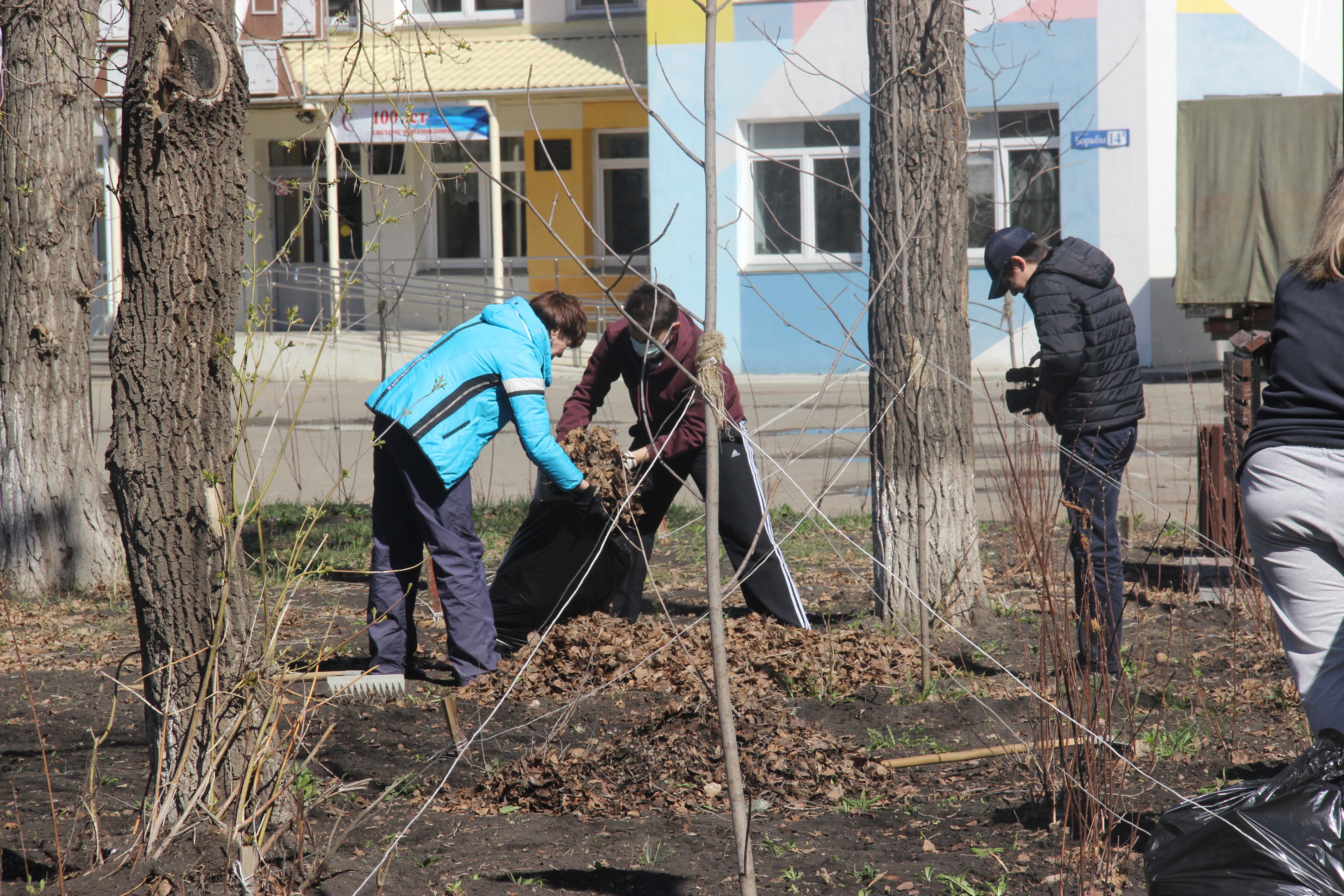 Администрация Копейска вышла на субботник