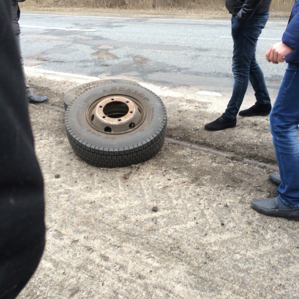 Под Челябинском у рейсового автобуса вырвало колесо