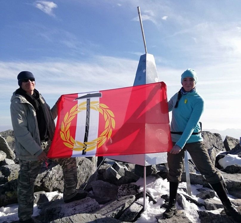 Туристы водрузили флаг Копейска на самой высокой горе Урала