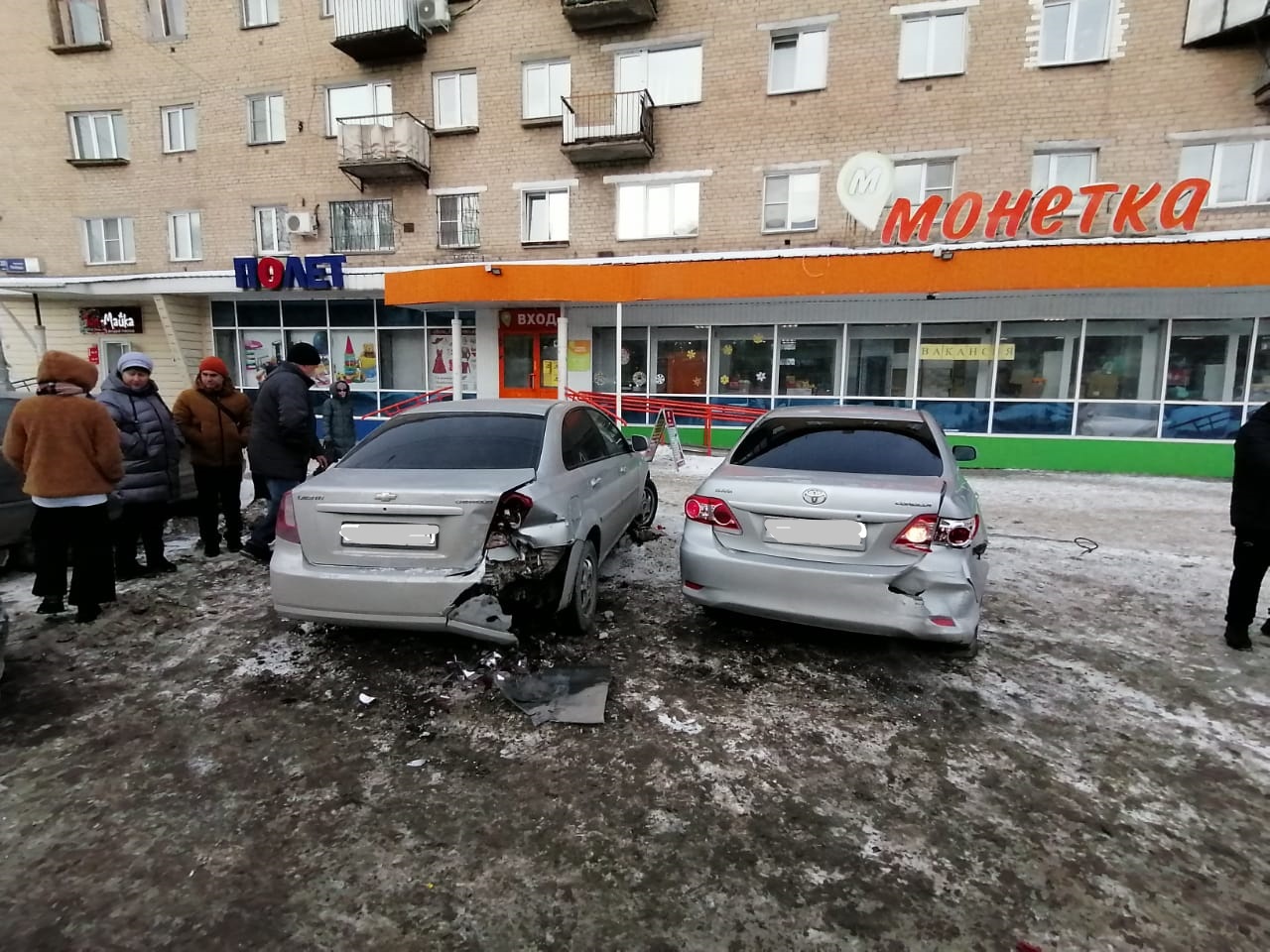 В Копейске водитель с ребенком врезался в припаркованную машину