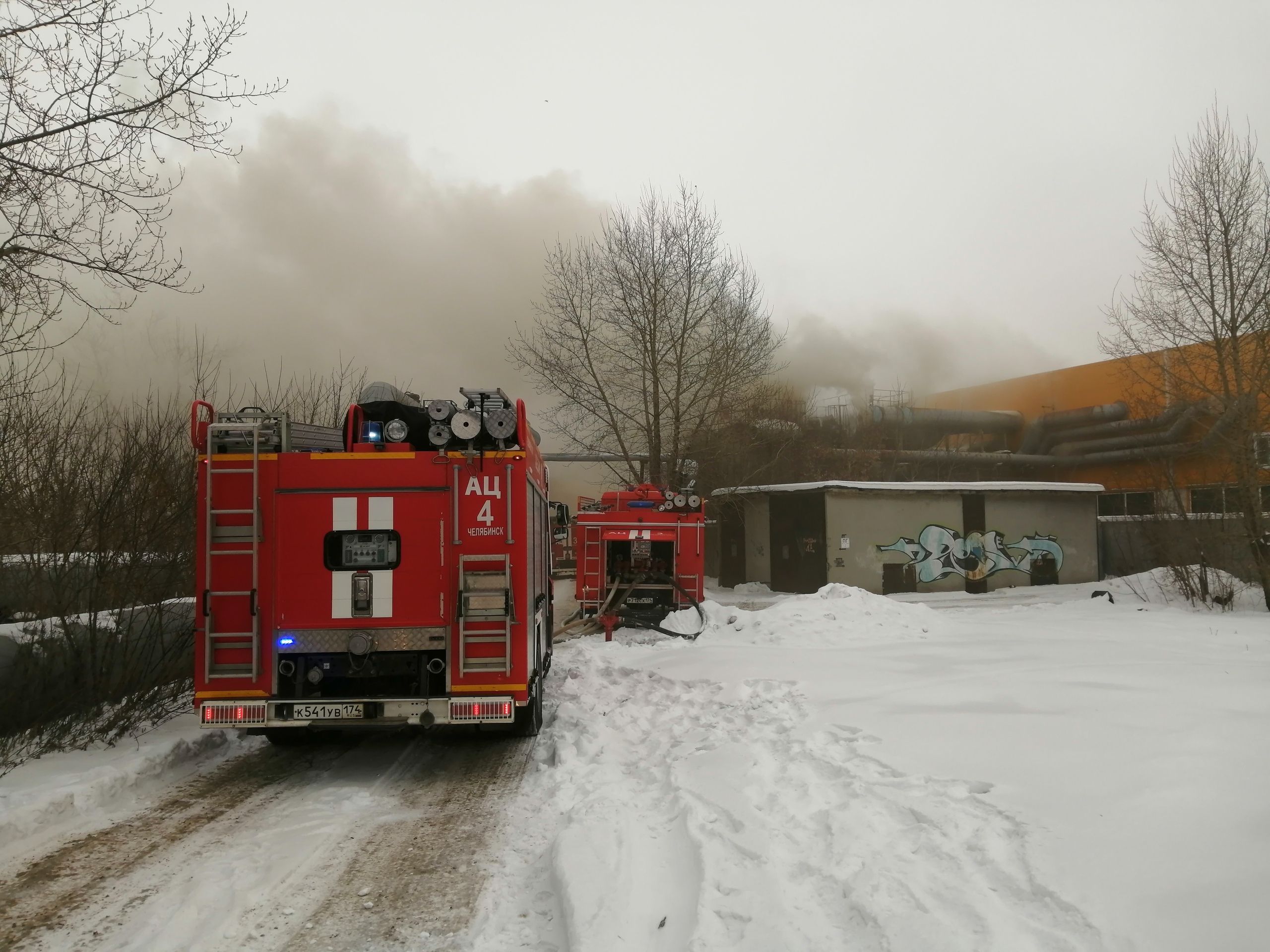 85 пожарных тушат крупный пожар на производстве в Челябинске