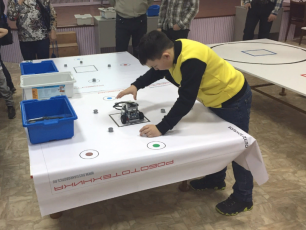 В Копейске прошел фестиваль семейных команд по робототехнике