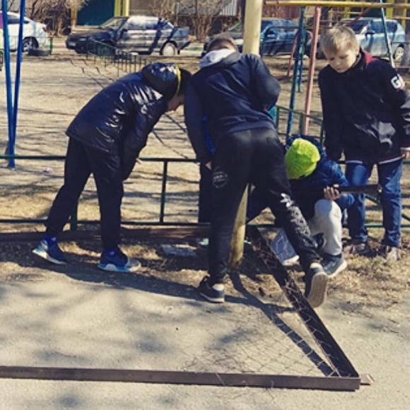 В Челябинске на ребенка упал железный забор