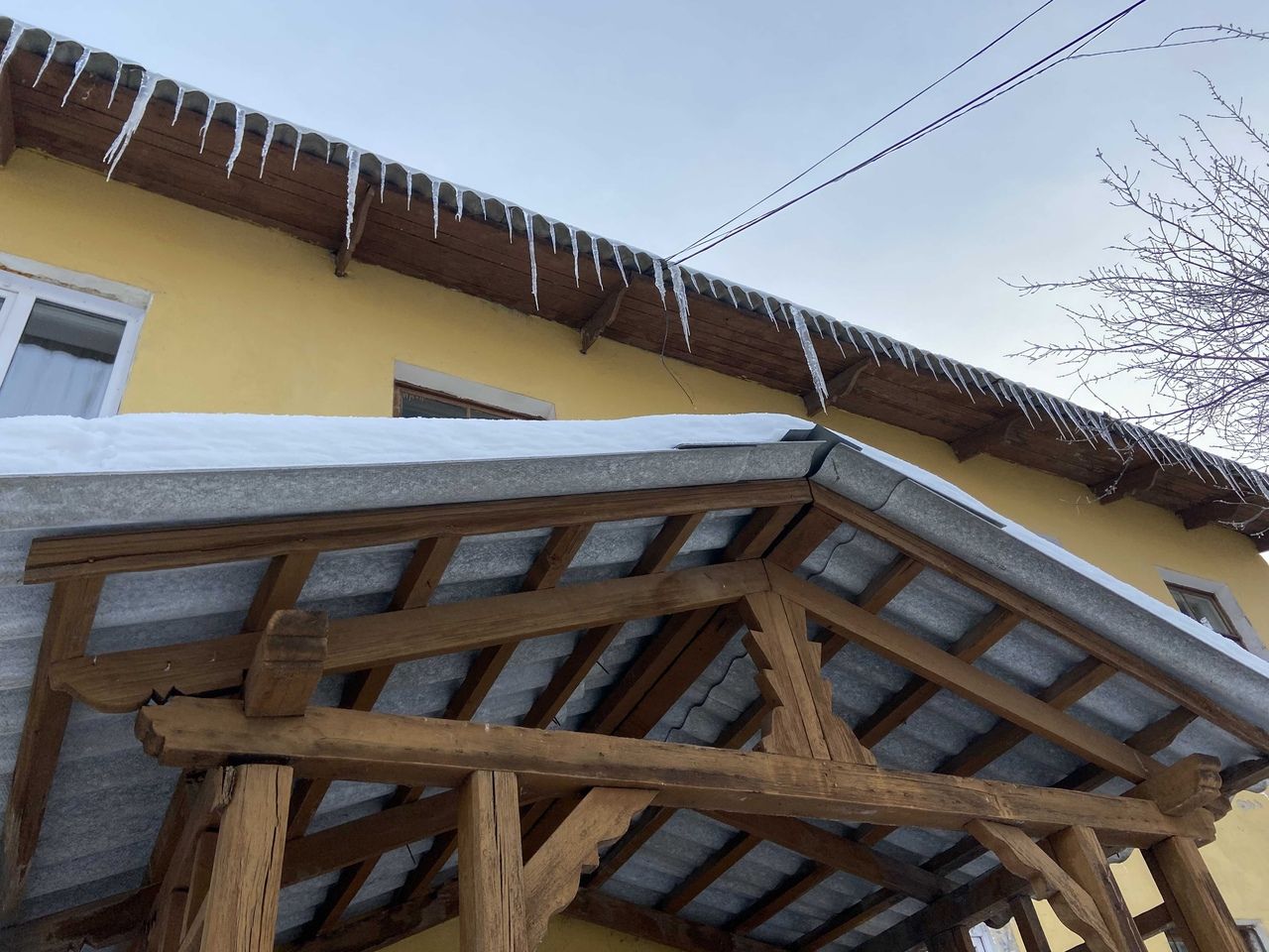 Женщина попала в реанимацию после схода снега с крыши в Челябинской области