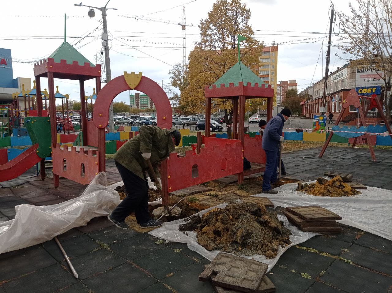 На площади Трудовой Славы ремонтируют детский городок