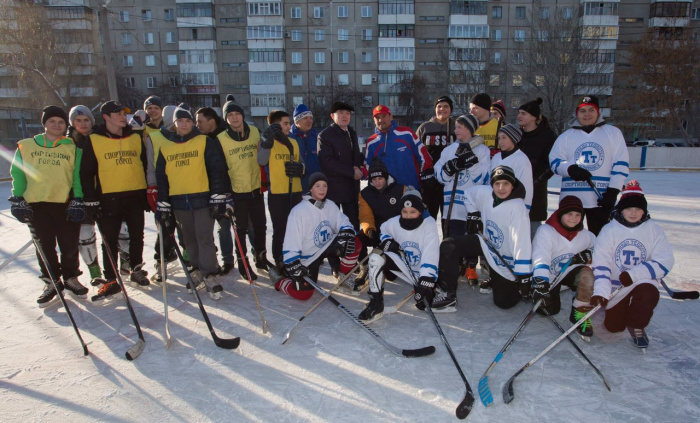Борис Дубровский пообещал юным хоккеистам новую форму и теплую раздевалку