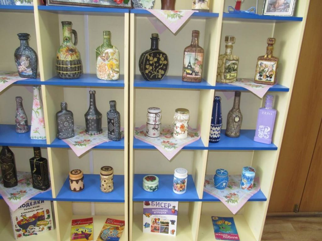 Библиотека семейного чтения организовала выставку изделий ручной работы