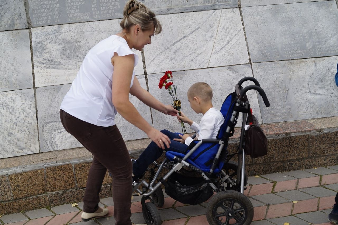 Для детей-инвалидов Копейска провели экскурсию на мемориал Книга памяти