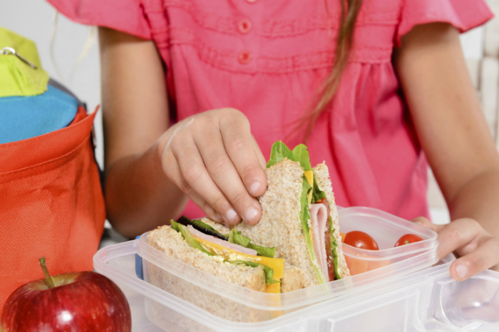 Исследование: детям в школе не разрешают питаться домашней едой