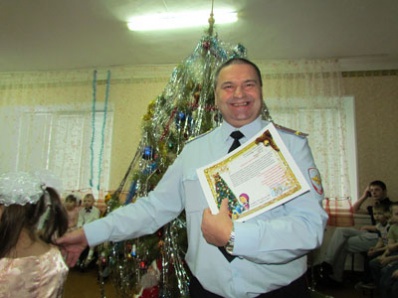 Полицейский Дед Мороз пришел в детский дом Копейска 