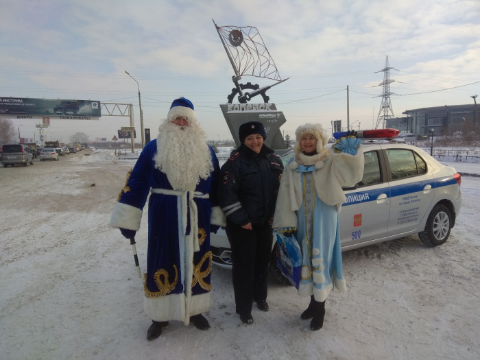 Дед Мороз и Снегурочка перед праздником поработали в ГИБДД  