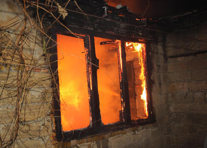 Минувшей ночью в Копейске сгорел дом