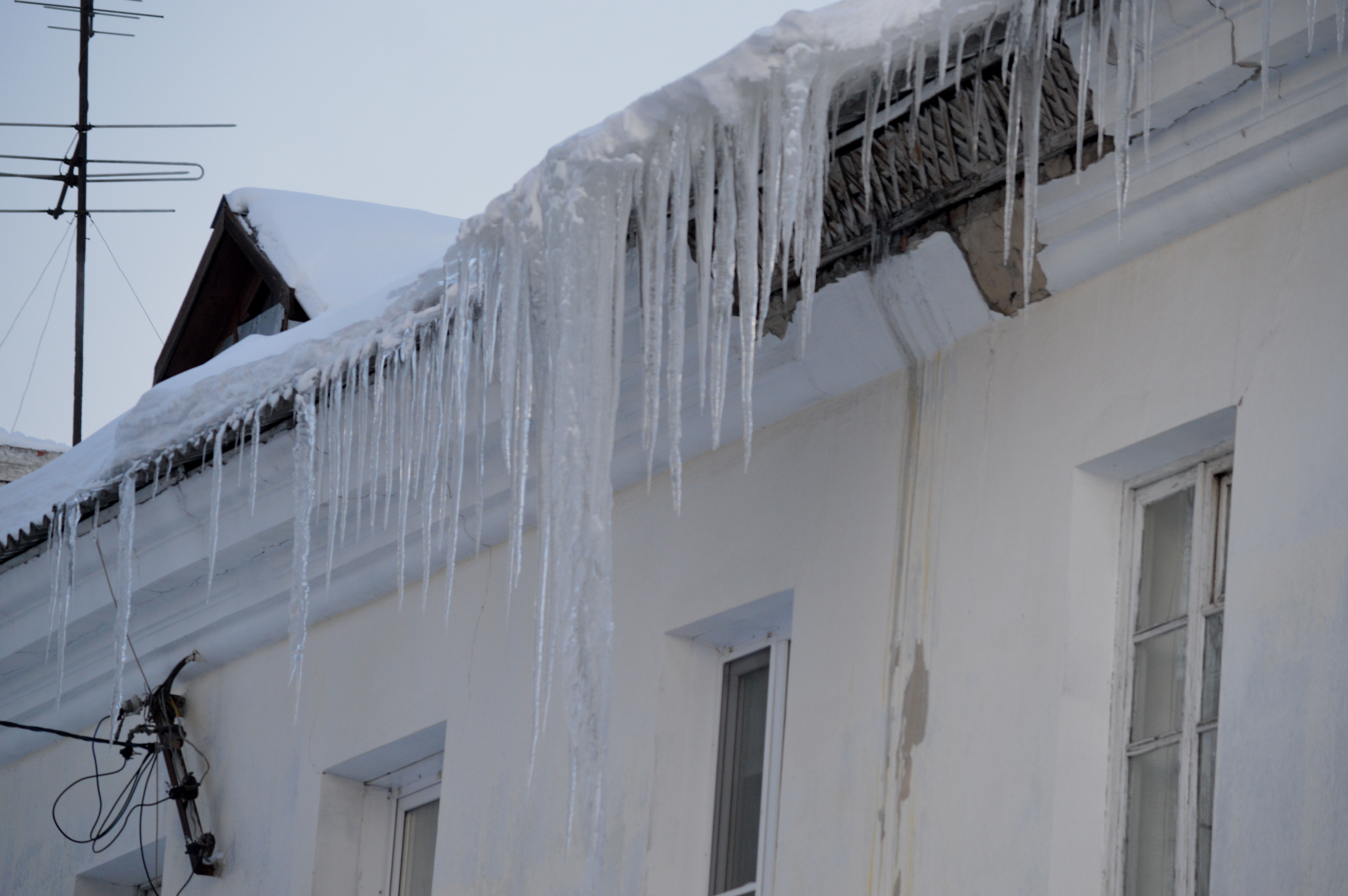 В администрации Копейского городского округа напомнили об ответственности за нечищеные крыши зимой