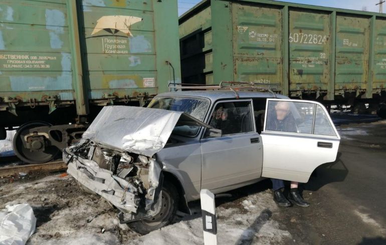 На Южном Урале поезд протаранил легковушку