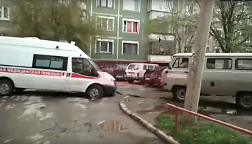В Челябинске машина скорой помощи провалилась в яму