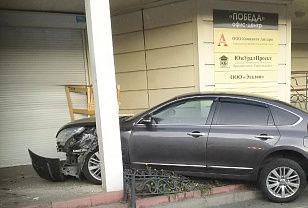 Автоледи сбила пешехода и врезалась в дом в Челябинске