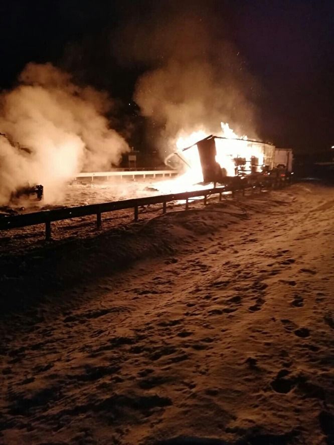 На Южном Урале в ДТП полностью сгорела фура, в которую врезался бензовоз