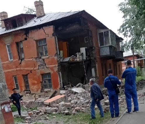 После начала капремонта рухнула стена двухэтажного дома в Челябинске