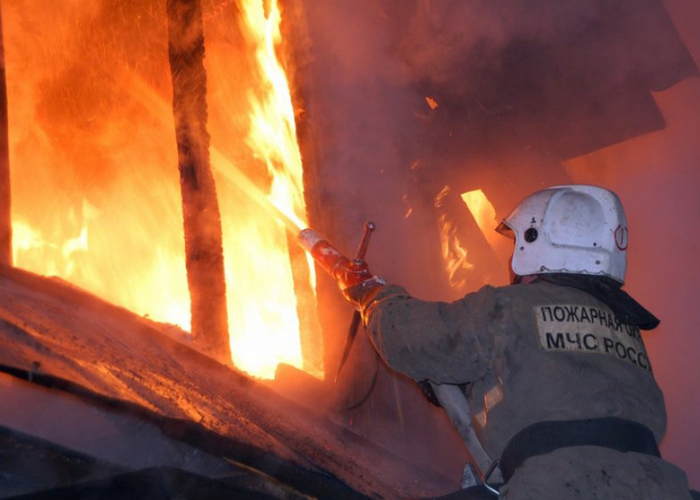 В Копейске горел жилой дом. Пожар тушили 15 спасателей