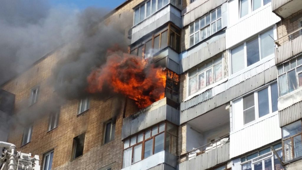 Из-за пожара в многоквартирном доме эвакуировали 18 жителей, в том числе ребенка
