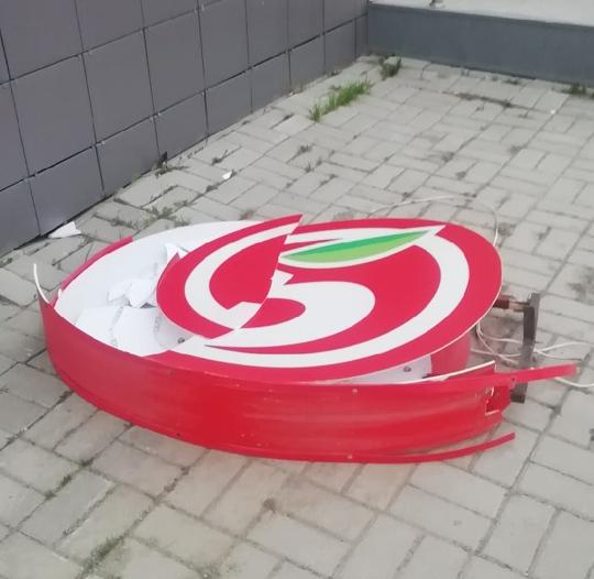 В центре Копейска ветер сорвал вывеску супермаркета