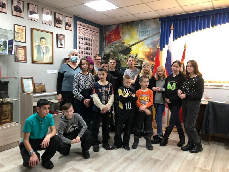 В комнате истории Отдела МВД России по городу Копейску председатель Совета ветеранов провела экскурсию для воспитанников социально-реабилитационного центра