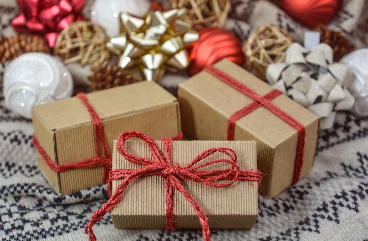 В Копейске начали выдавать новогодние подарки детям
