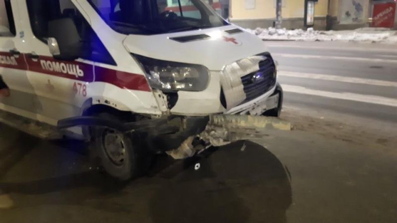 В Челябинске при аварии со скорой помощью пострадали три человека