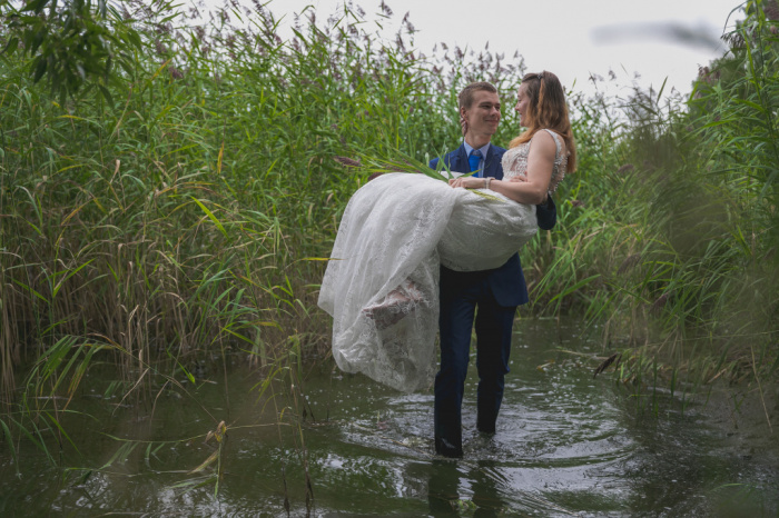 Невеста в болоте. В моду вошли креативные свадебные фотосессии 