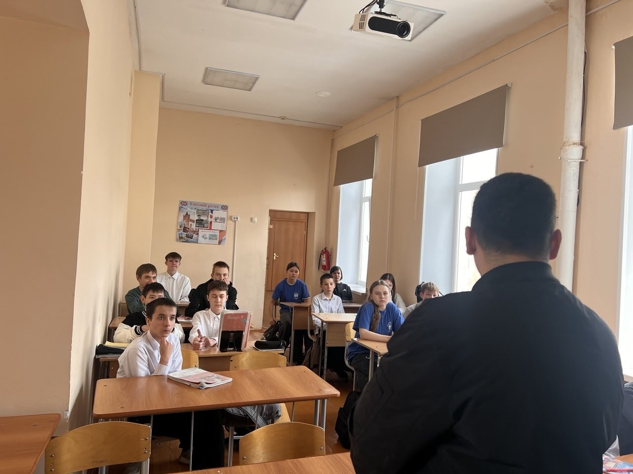 Сотрудники полиции Копейска проводят антинаркотические беседы с школьниками в рамках акции «Чистое поколение – 2026»