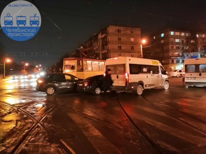 В Челябинске трамвай и маршрутка зажали две машины