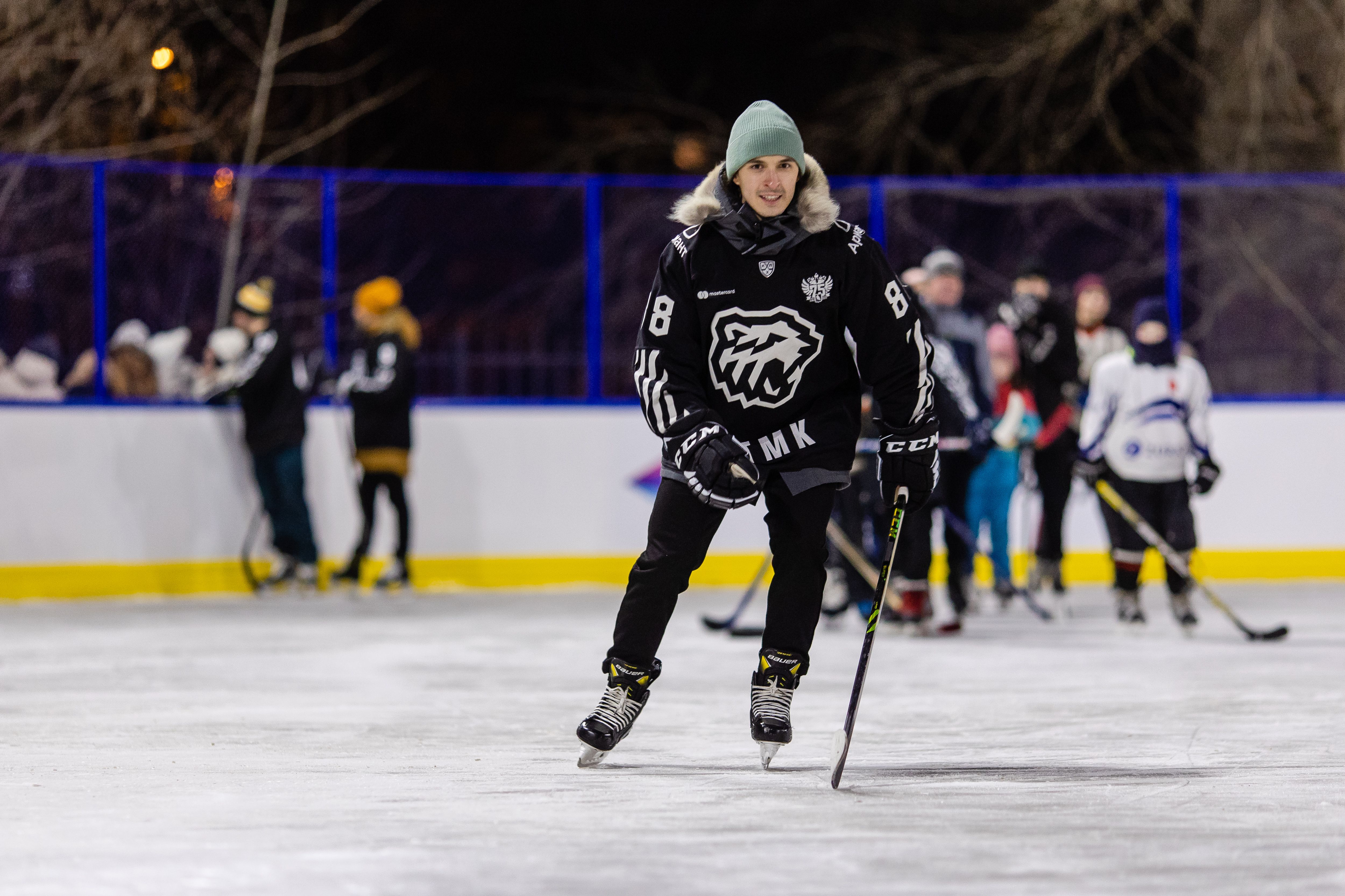Все для зимнего отдыха: в Челябинске появилась новая хоккейная коробка