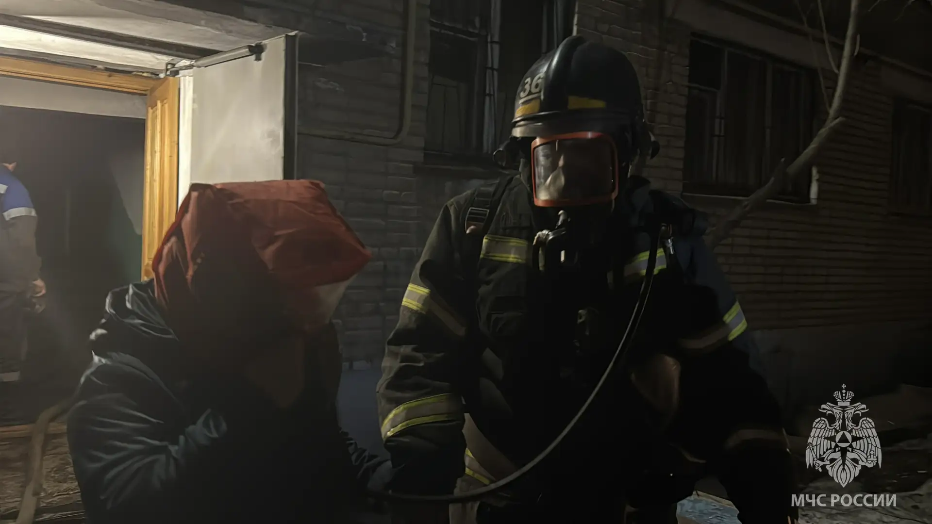 В Копейске пожарные спасли взрослого и ребёнка при возгорании в квартире