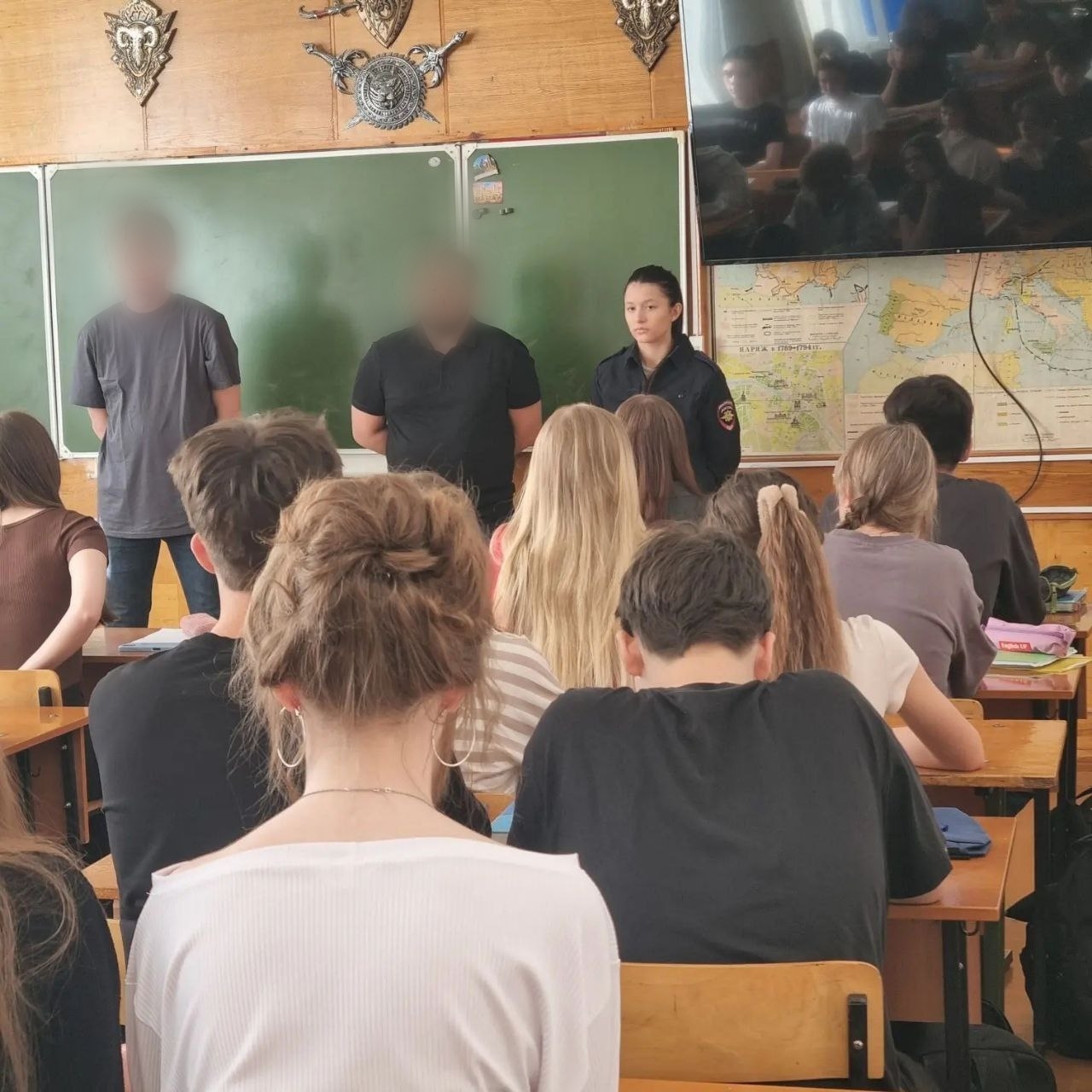 В Копейске полицейские учат школьников защищаться от мошенников и вредных привычек