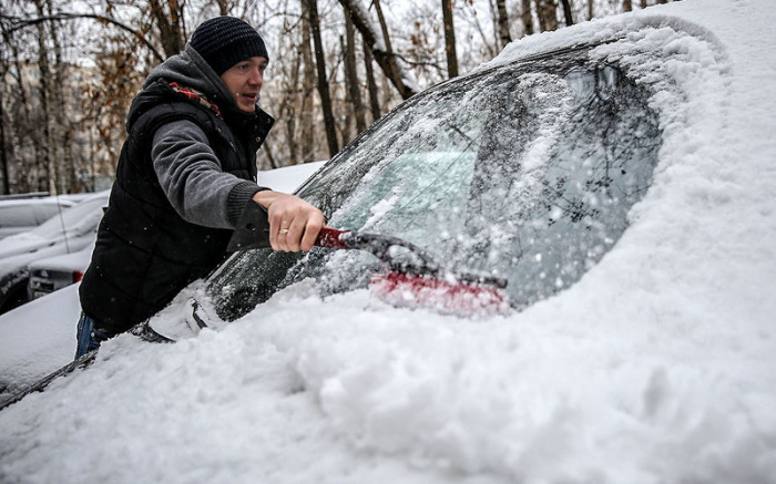 Как правильно почистить машину от снега и льда, чтобы не попасть на деньги