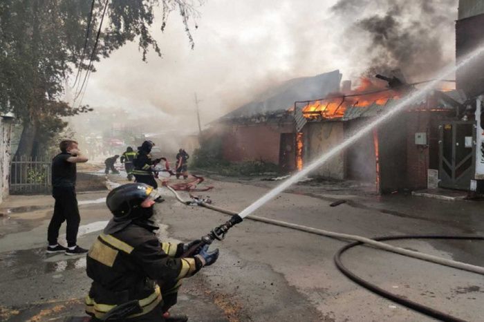В Челябинске сгорела частная сауна, огонь едва не спалил соседние дома